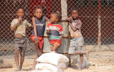 enfants rencontrés lors d'un safari en famille au botswana